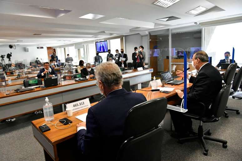 Senadores em sessão da CPI da Covid.