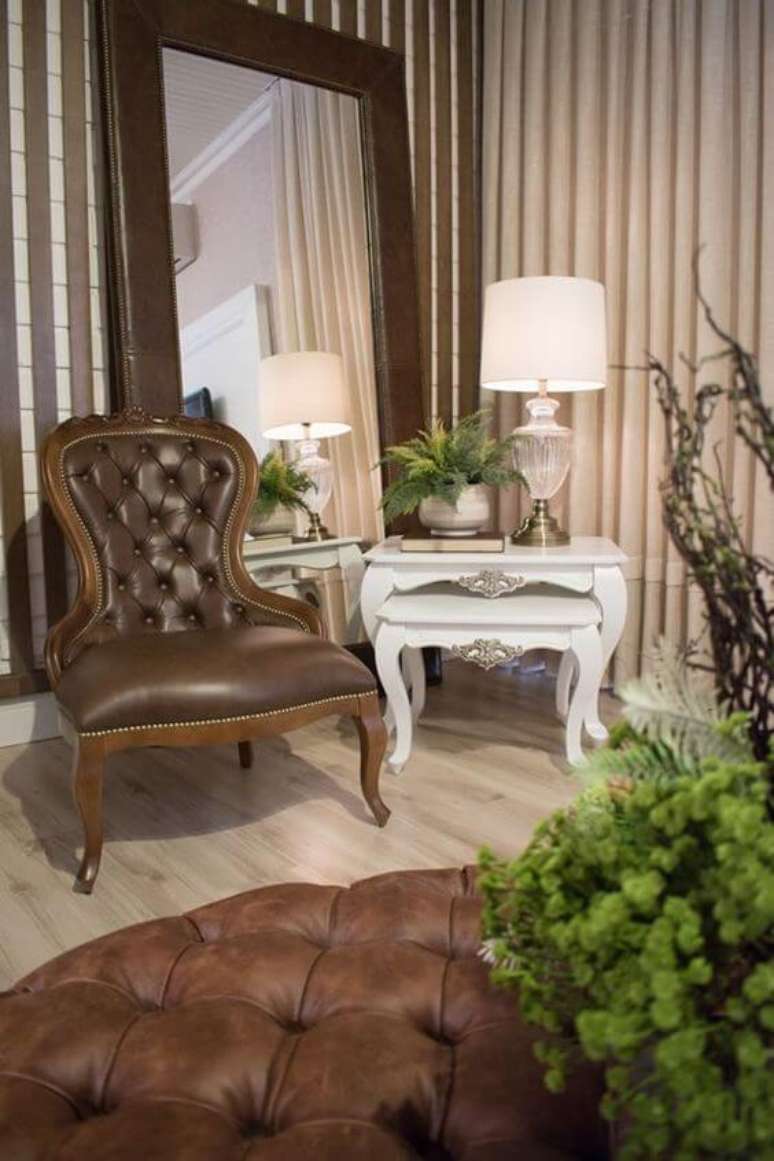 18. Mesa provençal de canto branca para sala de estar rústica com poltrona de couro marrom – Foto Kleiner Schein