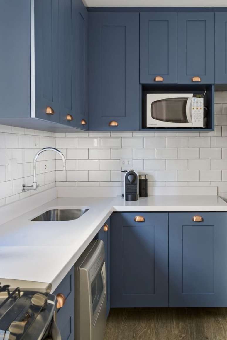 51. Cozinha moderna com silestone branco e armários azuis – Foto Aietombolato