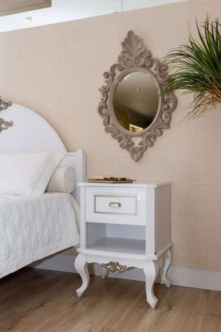 31. Quarto cl&aacute;ssico com mesa proven&ccedil;al branca ao lado da cabeceira &ndash; Foto Kleiner Schein