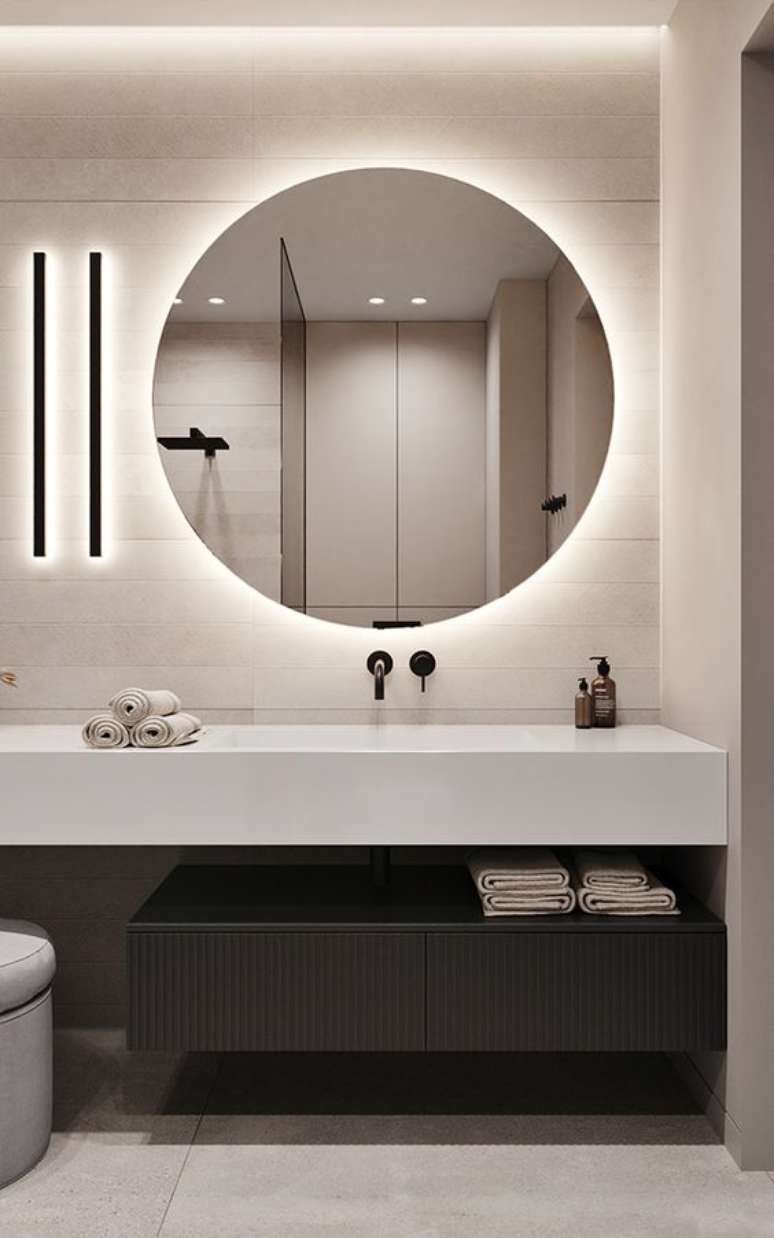61. Silestone branco com espelho redondo iluminado na decoração moderna – Foto Behance