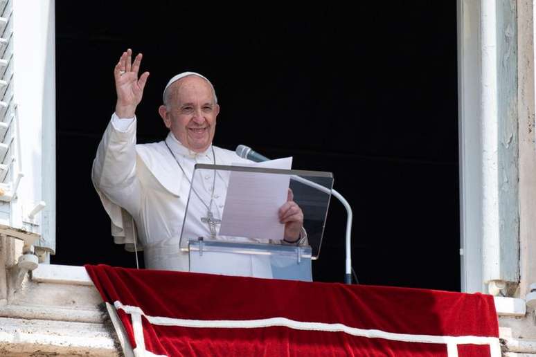 Papa Francisco acena pata fiéis no Vaticano
04/07/2021 Vatican Media/Divulgação via REUTERS