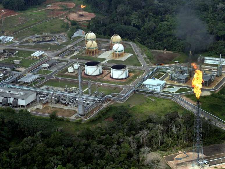 Instalação de petróleo e gás natural da empresa de petróleo, Petrobras, no Brasil. 
06/12/2004 
REUTERS/Jamil Bittar