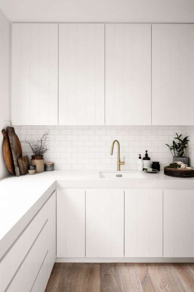 57. Decoração de cozinha clara e iluminada com bancada de silestone branca – Foto Domains