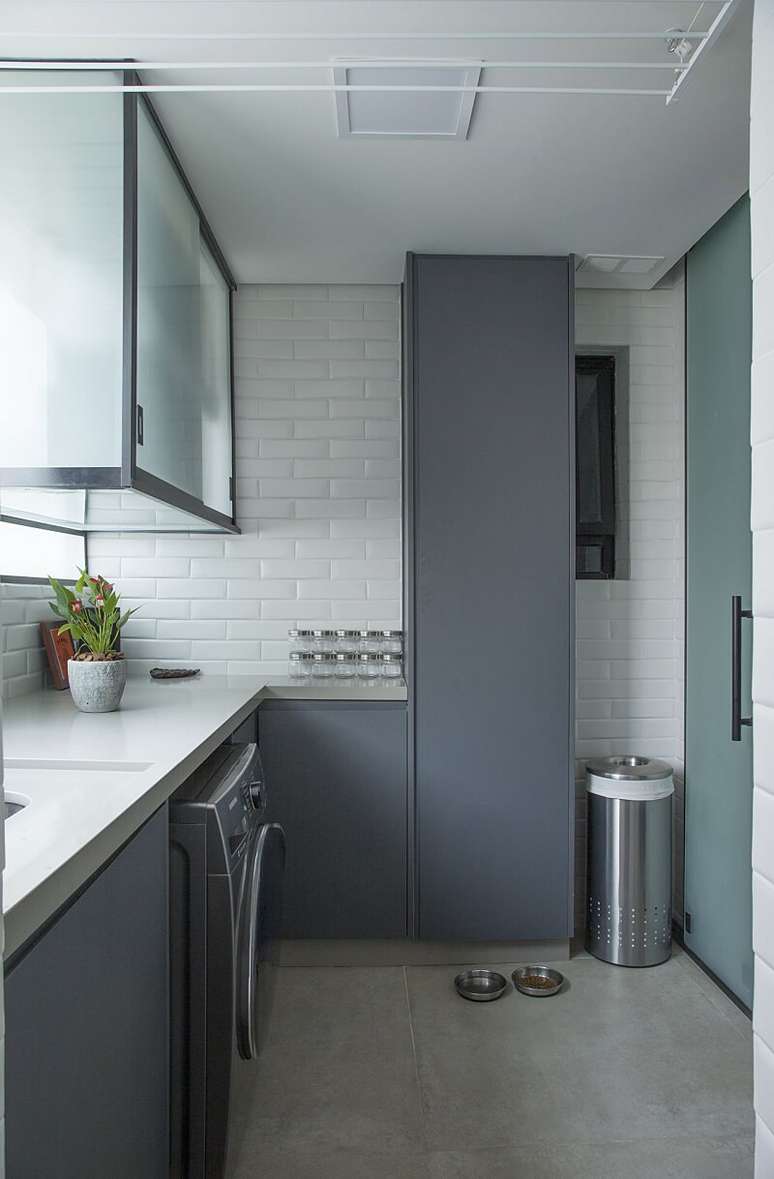 10. A porta de correr traz privacidade para a &aacute;rea do lavabo. Projeto de Bruno Moraes Arquitetura e Interiores