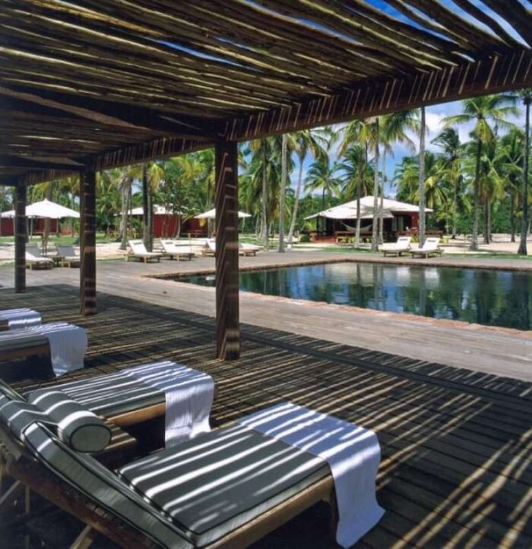 63. As espregui&ccedil;adeiras podem ser posicionadas embaixo de um pergolado de forma a barra parcialmente a luz natural. Projeto de Roberto Migotto