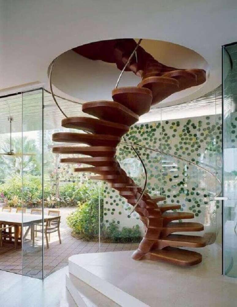 8. Decoração de casa com escada espiral de madeira moderna – Foto: Behance