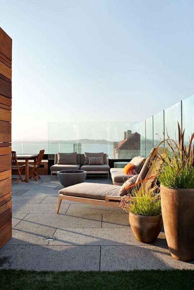 53. Terra&ccedil;o decorado com cadeira espregui&ccedil;adeira de madeira &ndash; Foto: Arquitetura e Engenharia