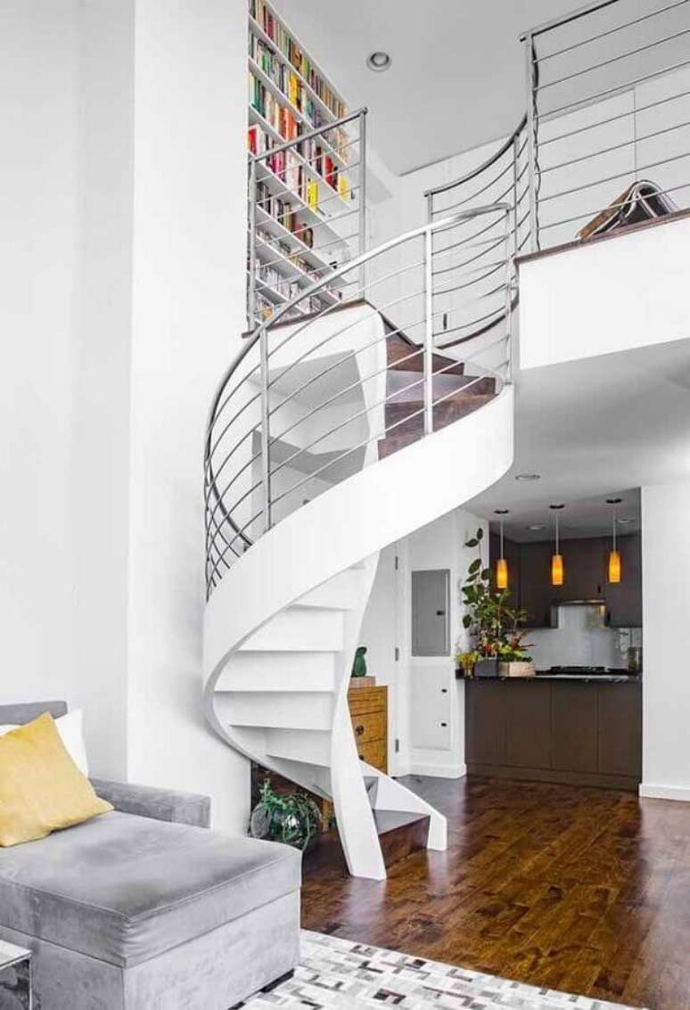 20. Decoração clean para casa com escada espiral branca com corrimão de inox – Foto: Houzz