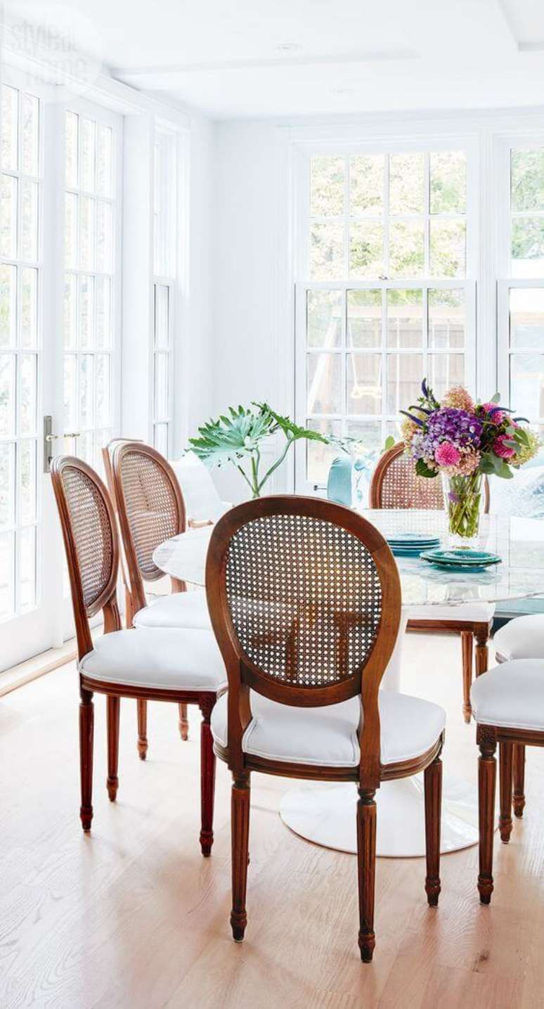 16. Mesa provençal branca para sala de jantar iluminada e charmosa – Foto Style at Home