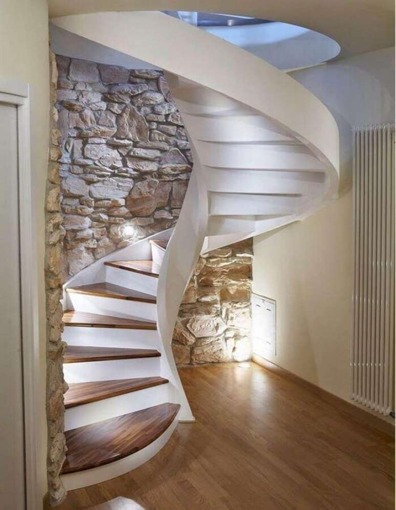 57. Parede de pedra para decoração de casa com escada espiral – Foto: Pinterest