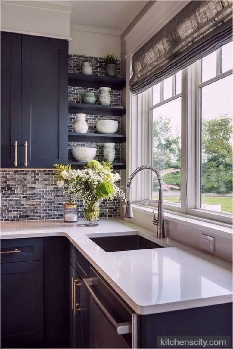 32. Cozinha azul com silestone branco na bancada – Foto Kitchens City