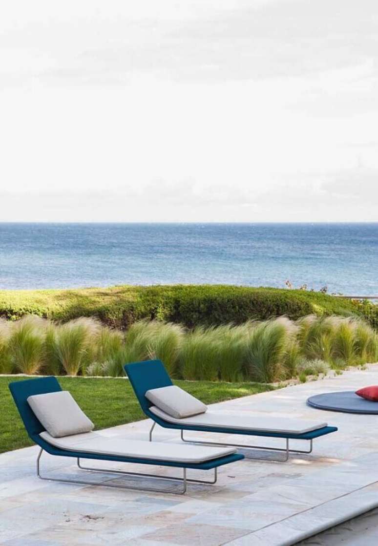 32. Espregui&ccedil;adeira piscina com design minimalista &ndash; Foto: JERA Arquitetura e Engenharia