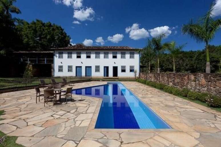 64. A espregui&ccedil;adeira marrom se mistura a paisagem da &aacute;rea externa da casa de campo. Projeto de Maria do Carmo Ferraz