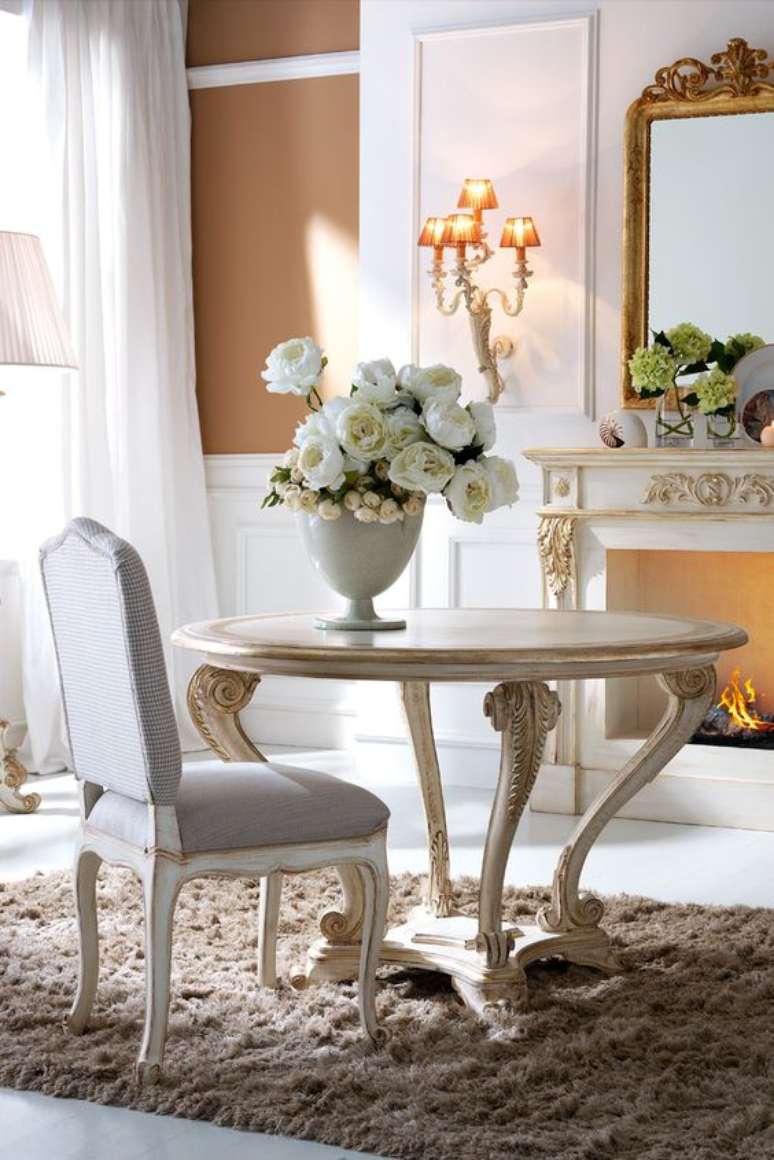 2. Sala de jantar pequena com mesa provençal branca – Foto Juliettes Interes