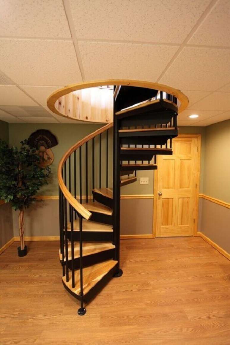 26. Decoração de casa com escada espiral de madeira e ferro – Foto: Salter Spiral Stair