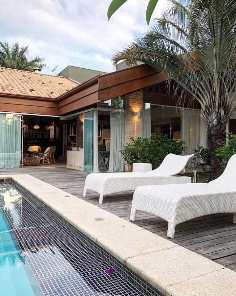 28. Decora&ccedil;&atilde;o para &aacute;rea externa com piscina e espregui&ccedil;adeira de vime pintada de branca &ndash; Foto: Roberto Cimino