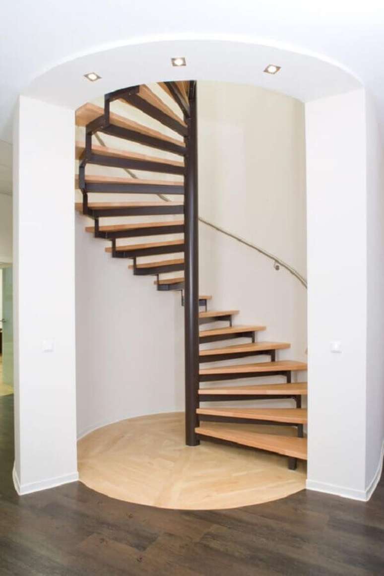 13. Casa clean decorada com escada espiral de madeira – Foto: Pinterest