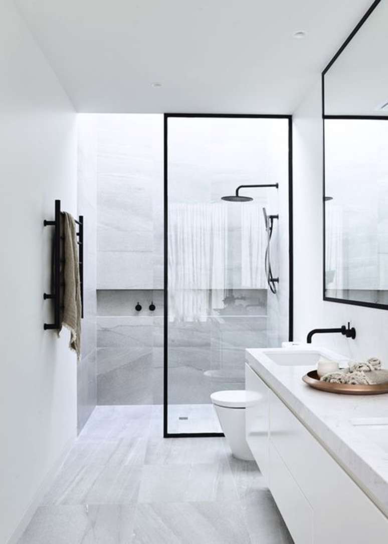 27. Banheiro de porcelanato marmorizado com bancada de silestone branco – Foto arkpad