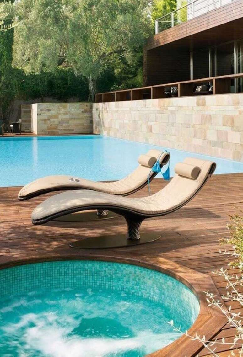36. Design moderno de espreguiçadeira piscina – Foto: Mauricio Gebara Arquitetura