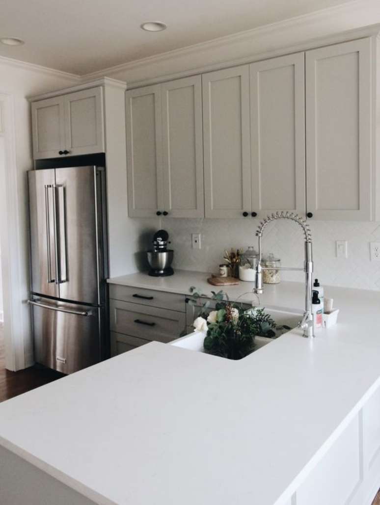 9. Cozinha em L com bancada de silestone branco &ndash; Foto Garvin-and-Co