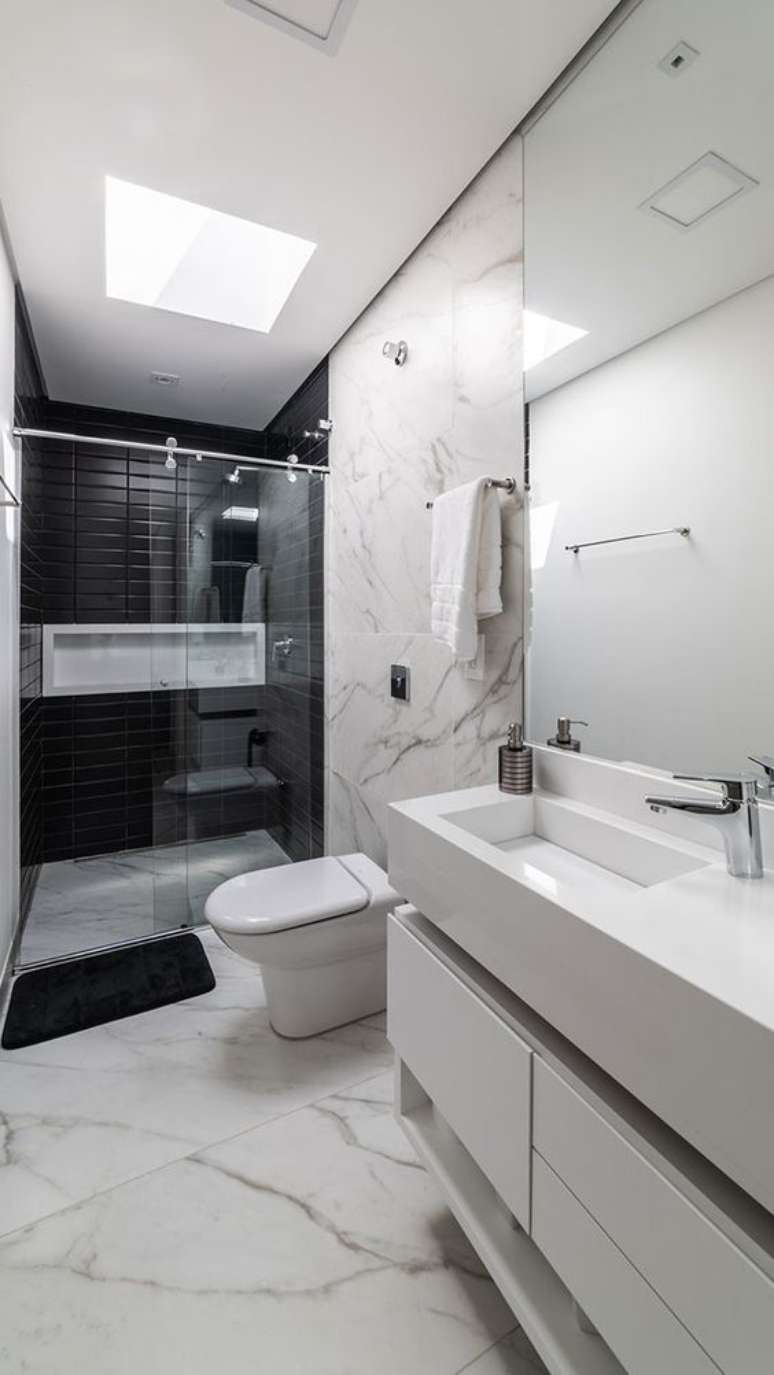 63. Silestone branco para banheiro moderno com piso de mármore – Foto Habitare