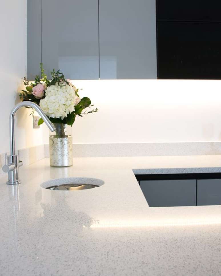 6. Bancada de cozinha pequena em U com silestone branco stellar – Foto Pinterest