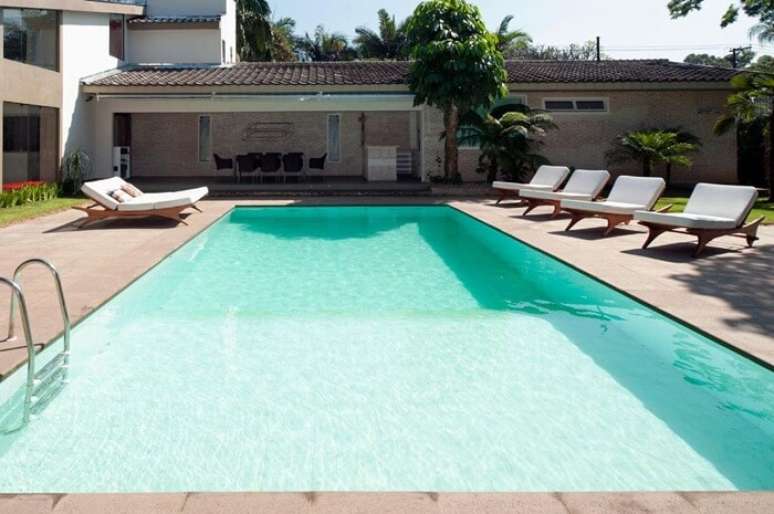 60. As espregui&ccedil;adeiras trazem ainda mais charme para a &aacute;rea externa. Projeto de Camila Valentini