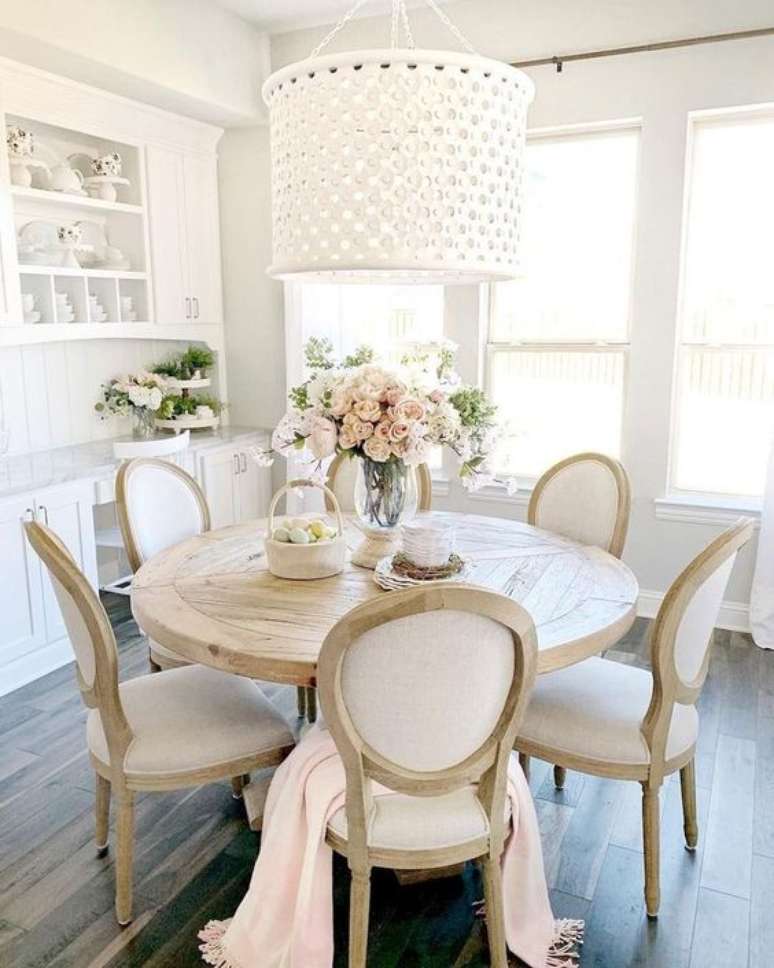 39. Sala de jantar clássica com mesa provençal redonda e de madeira – Foto Goto Target