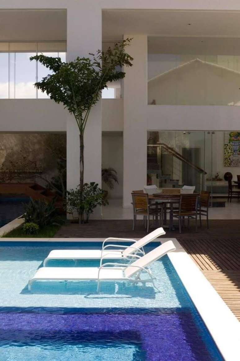 66. A &aacute;rea externa fica ainda mais especial na presen&ccedil;a de espregui&ccedil;adeiras. Projeto de SQ+ Arquitetos Associados