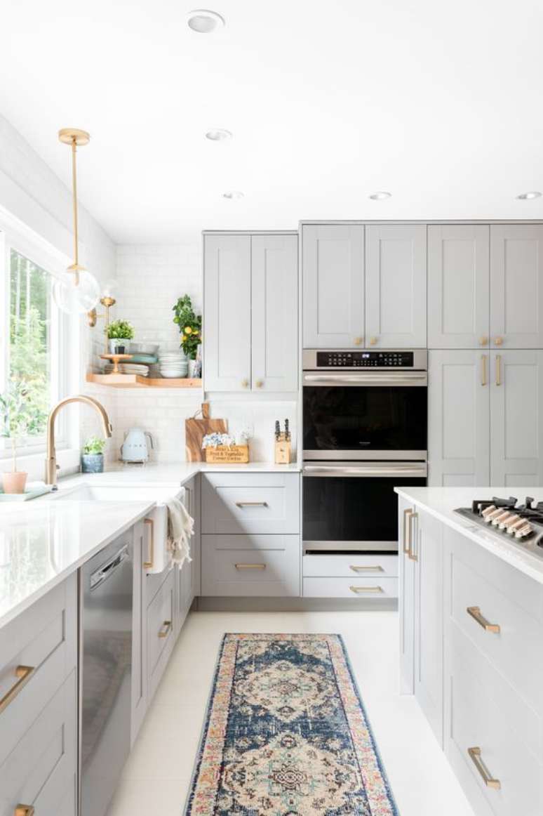 38. Cozinha cinza com bancada de silestone branco – Foto Cassie Bustamante