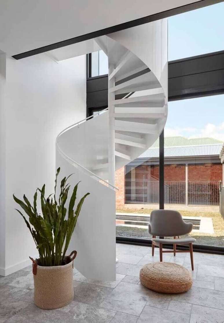 6. Decoração clean com escada espiral para casa branca – Foto: Jeito de Casa
