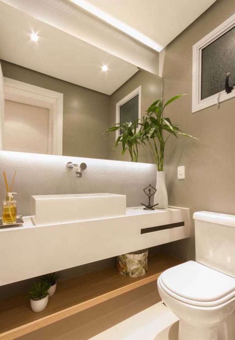 25. Banheiro com pia silestone branco &ndash; Foto Viviane Soares