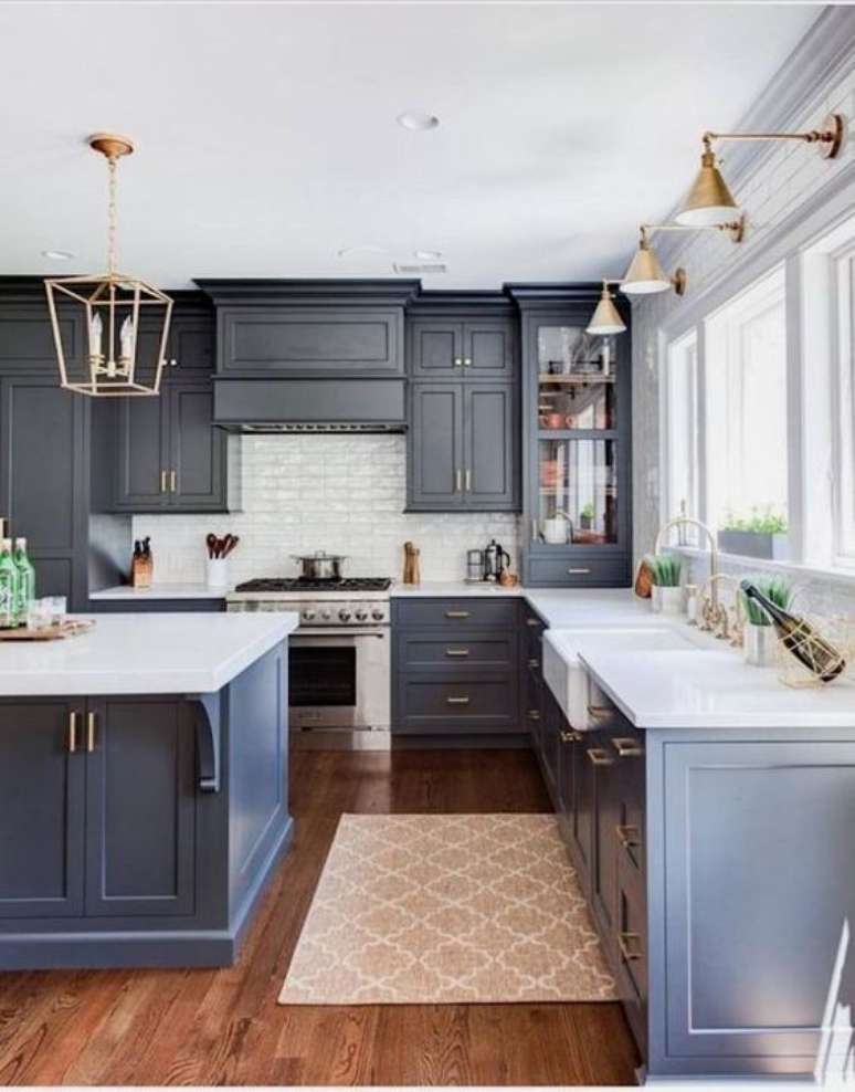 33. Cozinha azul marinho com silestone branco – Foto Hello Lovely