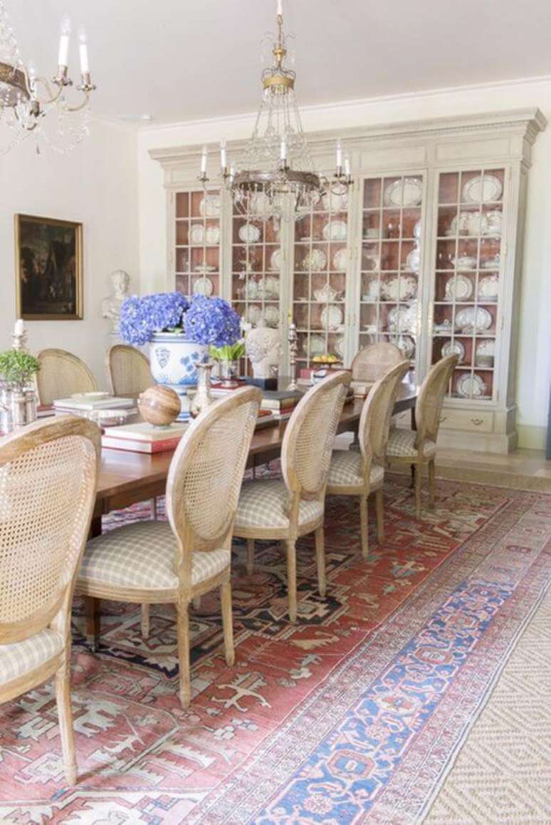 55. Decora&ccedil;&atilde;o com mesa proven&ccedil;al de madeira &ndash; Foto Habitually Chic