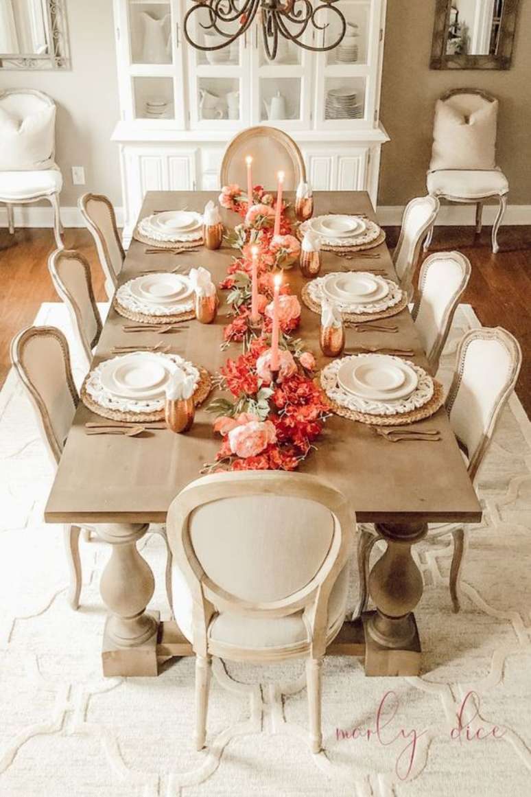 41. Sala de jantar com mesa provençal de madeira e cadeiras bege – Foto A Brick Home