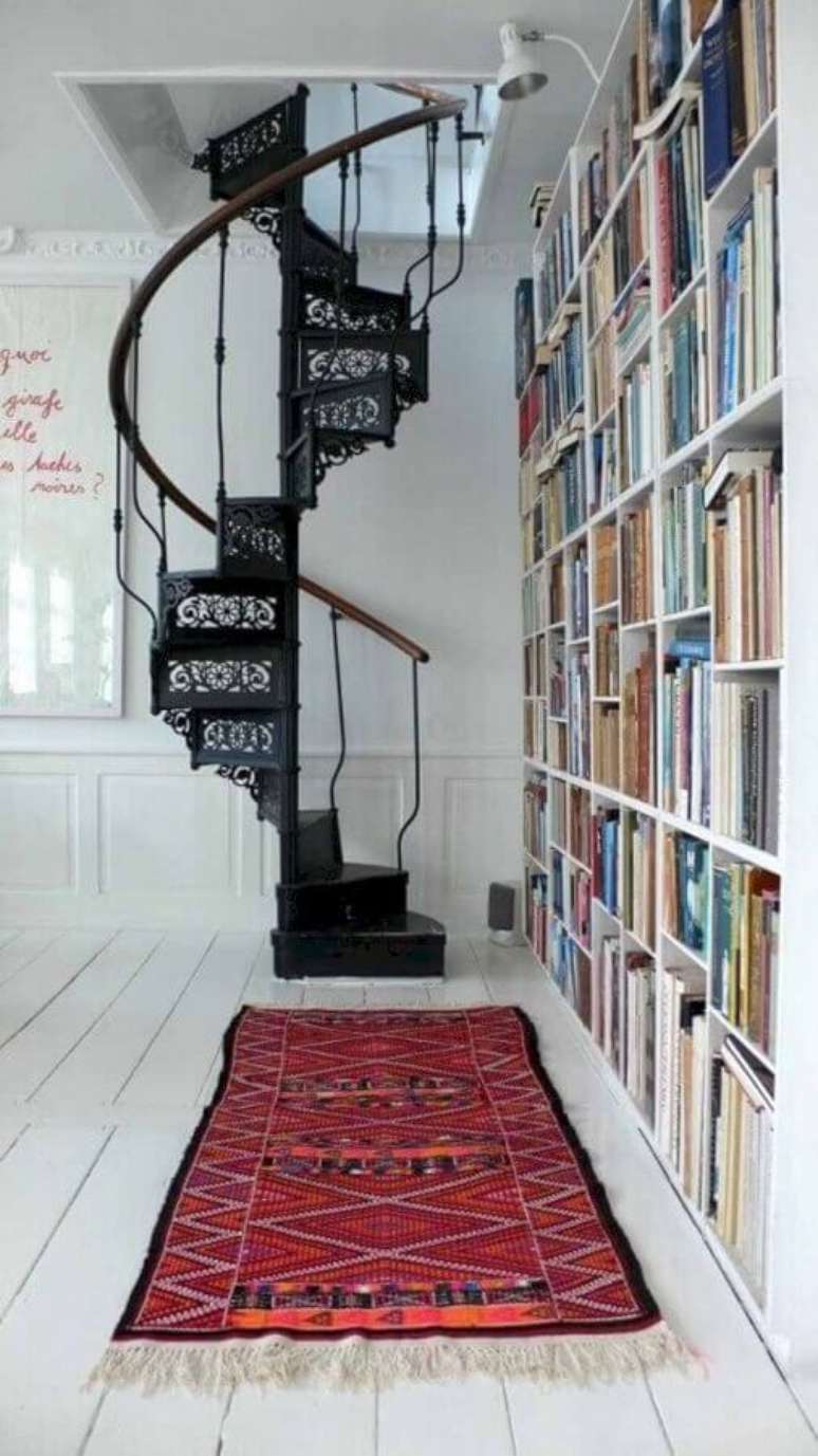 12. Cantinho de leitura decorada com estante de livros e escada espiral de ferro clássica – Foto: Home Fashion Trend