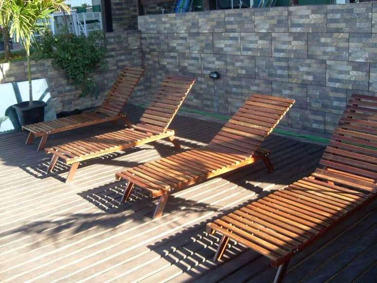 25. Decora&ccedil;&atilde;o para &aacute;rea externa com espregui&ccedil;adeira de madeira simples &ndash; Foto: NinjaOutreach