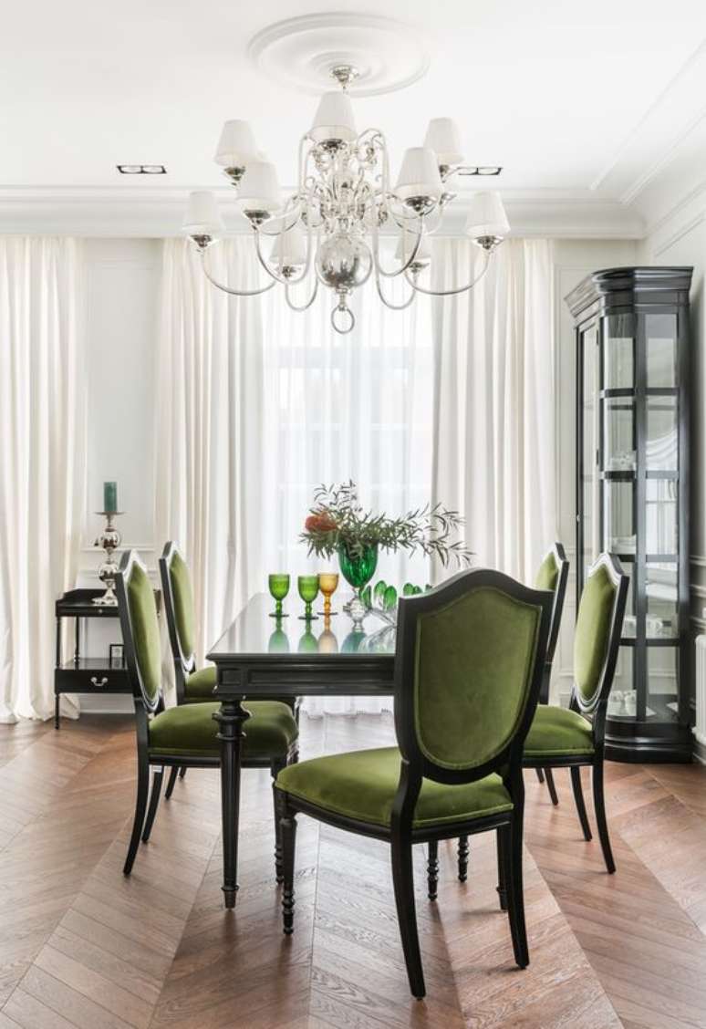 37. Sala com mesa provençal preta e cadeira com estofado verde no ambiente moderno – Foto Pinterest