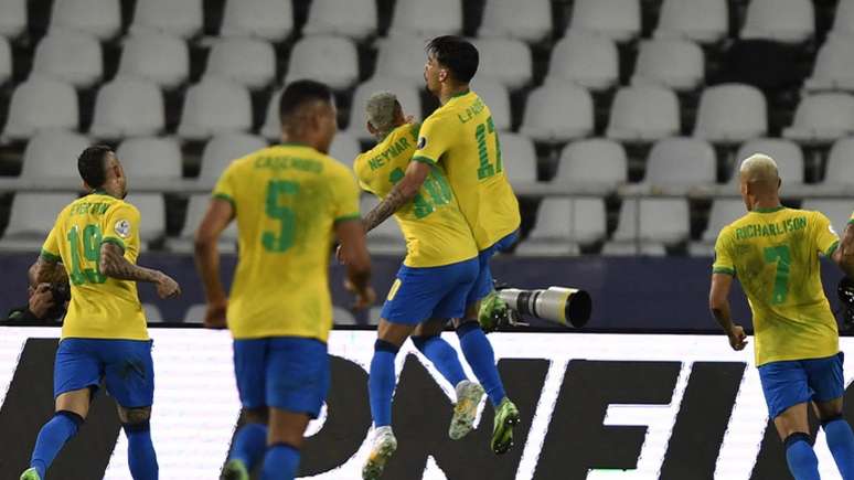 Seleção comemora o gol de Lucas Paquetá (MAURO PIMENTEL / AFP