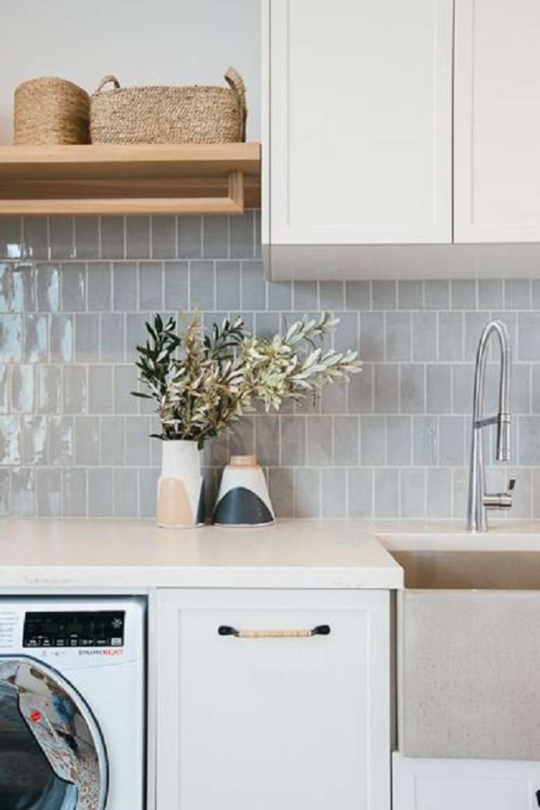 39. Cozinha com azulejo 3d e pedra silestone branco na bancada – Foto Kyaland Kara