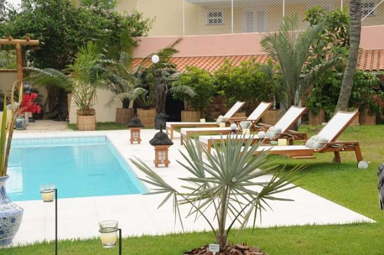 59. Espregui&ccedil;adeira com acabamento em madeira traz um toque de aconchego para a &aacute;rea externa. Projeto de Simone Bortolotto e Angie Carl