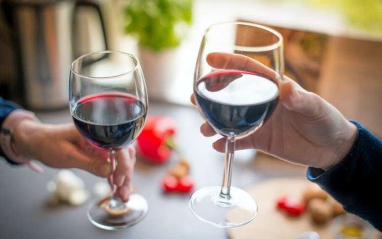 Como tirar o melhor proveito do vinho para manter o amor com o seu par em alta -