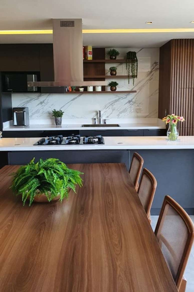 30. Cozinha americana com silestone branco e cooktop preto &ndash; Foto Tales Beier Ferreira