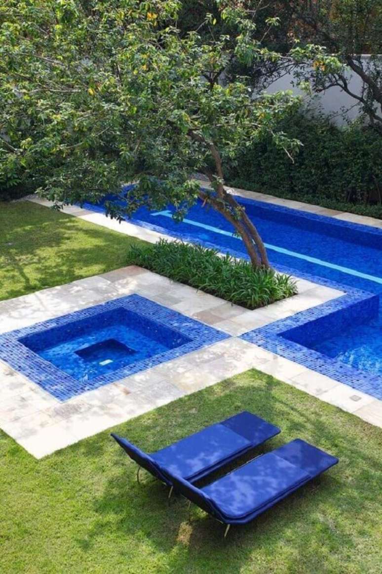 37. Aqui o par de espregui&ccedil;adeira piscina combina com a cor escolhida para o revestimento da piscina &ndash; Foto: Casa de Valentina