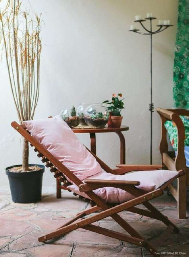 4. Decora&ccedil;&atilde;o para varanda r&uacute;stica com espregui&ccedil;adeira estofada &ndash; Foto: Requinte Externo