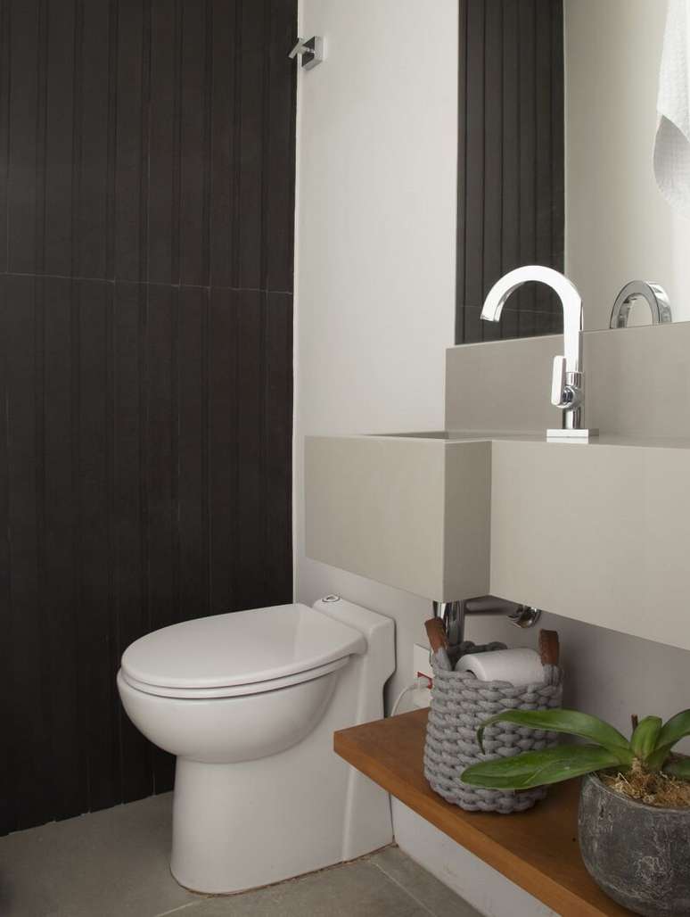 12. Para que a mudan&ccedil;a do lavabo n&atilde;o fosse um problema o arquiteto optou por incluir um vaso sanit&aacute;rio com triturador arquiteto foi incluir um triturador sanit&aacute;rio. Projeto de Bruno Moraes Arquitetura e Interiores