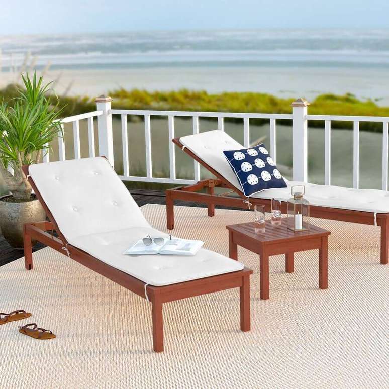 17. Modelo de espregui&ccedil;adeira de madeira com estepado branco &ndash; Foto: Chaise Lounge