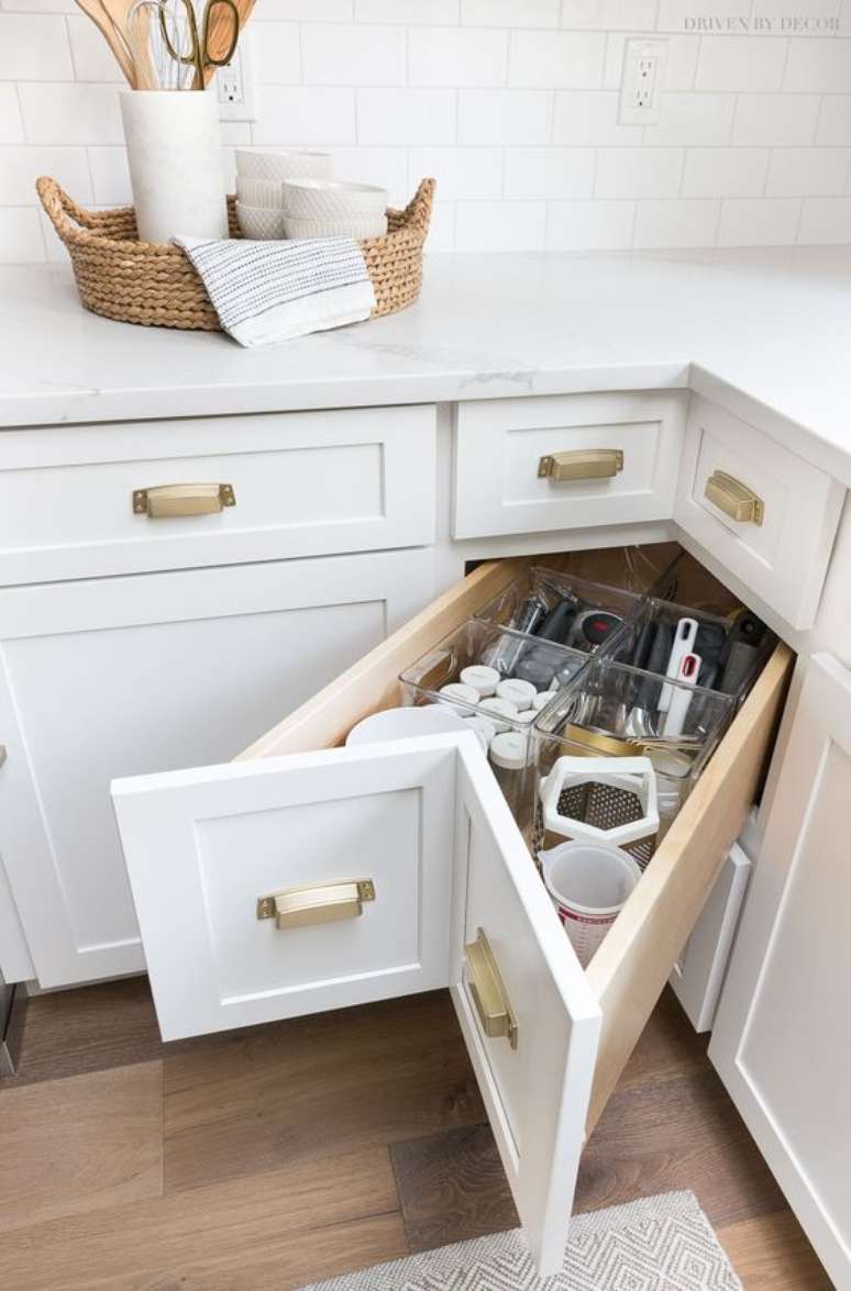 56. Cozinha planejada com silestone branco na bancada – Foto Pinterest