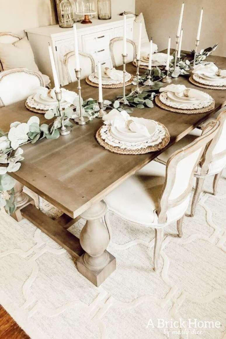 12. Mesa de madeira provençal para sala de jantar boho chic – Foto A Brick Home
